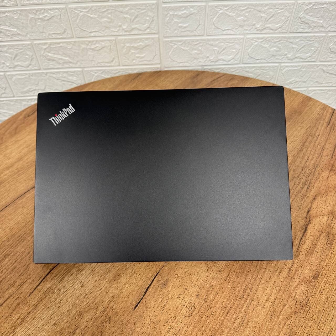 Ноутбук Lenovo ThinkPad E580 / 15.6" (1366x768) TN / Intel Core i5-7200U (2 (4) ядра по 2.5 - 3.1 GHz) / 8 GB DDR4 / 180 GB SSD / Intel UHD Graphics 620 / WebCam - Зображення 3