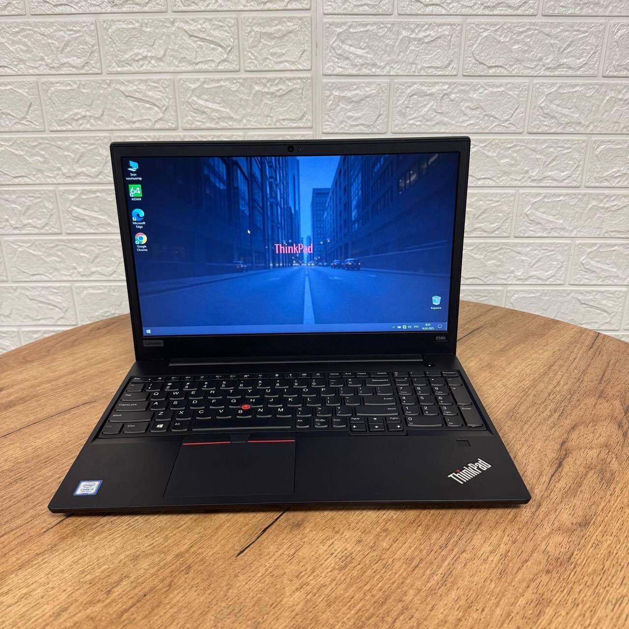 Ноутбук Lenovo ThinkPad E580 / 15.6" (1366x768) TN / Intel Core i5-7200U (2 (4) ядра по 2.5 - 3.1 GHz) / 8 GB DDR4 / 180 GB SSD / Intel UHD Graphics 620 / WebCam - Зображення 2