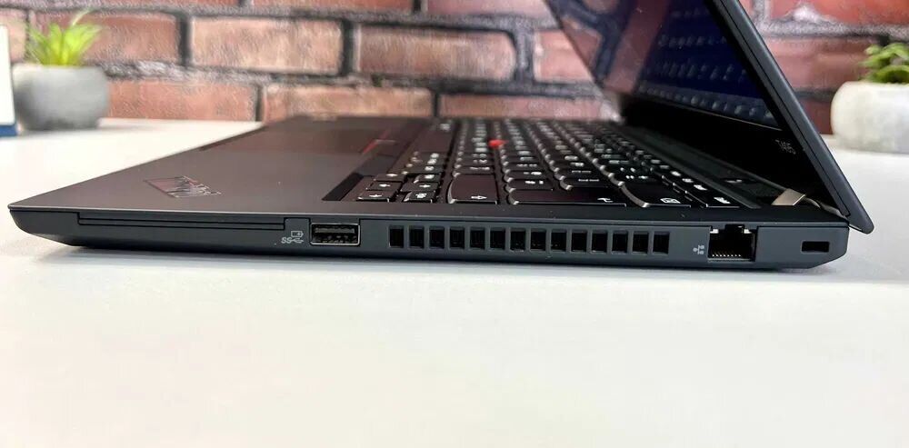 Ноутбук Lenovo ThinkPad T495 / 14" (1366x768) TN / AMD Ryzen 5 Pro 3500U (4 (8) ядра по 2.1 - 3.7 GHz) / 16 GB DDR4 / 256 GB SSD / AMD Radeon RX Vega 8 Graphics / WebCam / Win 10 Pro - Зображення 5