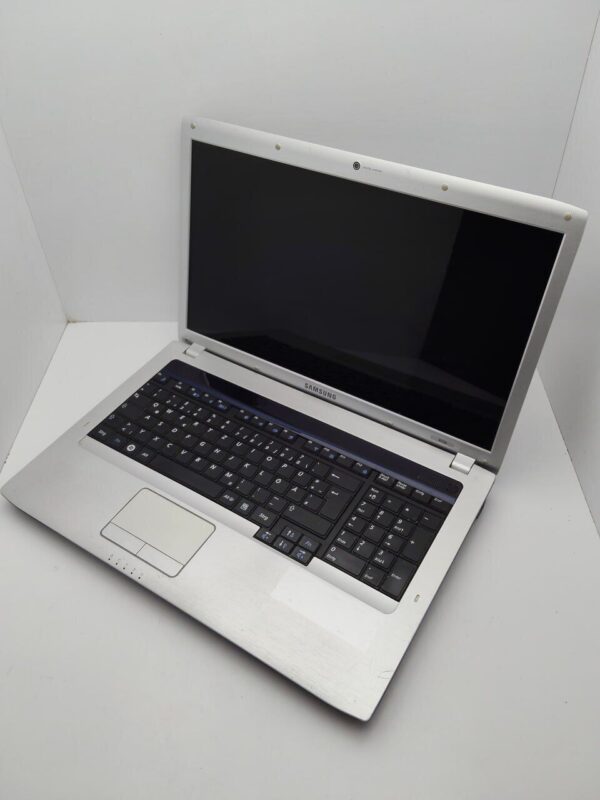Ноутбук Samsung R730 / 17.3" (1600x900) TN / Intel Core i5-520M (2 (4) ядра по 2.4 - 2.93 GHz) / 6 GB DDR3 / 320 GB HDD / Intel HD Graphics / WebCam - Зображення 4