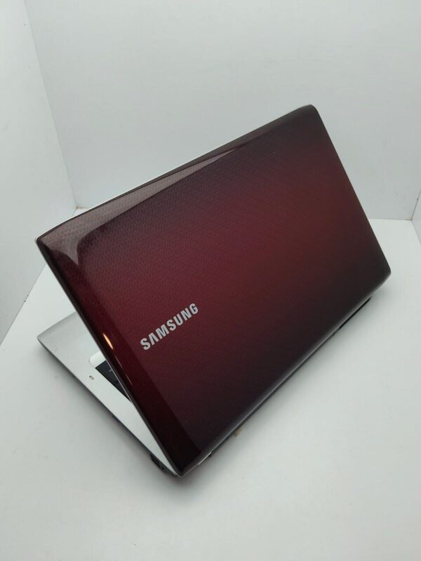 Ноутбук Samsung R730 / 17.3" (1600x900) TN / Intel Core i5-520M (2 (4) ядра по 2.4 - 2.93 GHz) / 6 GB DDR3 / 320 GB HDD / Intel HD Graphics / WebCam - Зображення 8