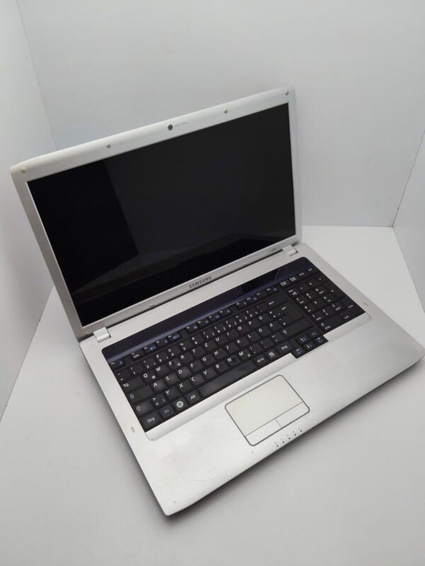 Ноутбук Samsung R730 / 17.3" (1600x900) TN / Intel Core i5-520M (2 (4) ядра по 2.4 - 2.93 GHz) / 6 GB DDR3 / 320 GB HDD / Intel HD Graphics / WebCam - Зображення 3