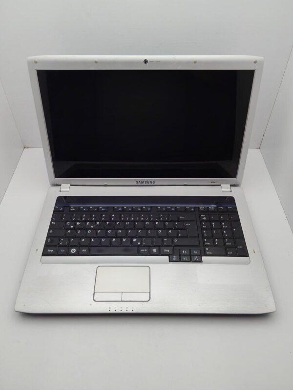 Ноутбук Samsung R730 / 17.3" (1600x900) TN / Intel Core i5-520M (2 (4) ядра по 2.4 - 2.93 GHz) / 6 GB DDR3 / 320 GB HDD / Intel HD Graphics / WebCam - Зображення 2