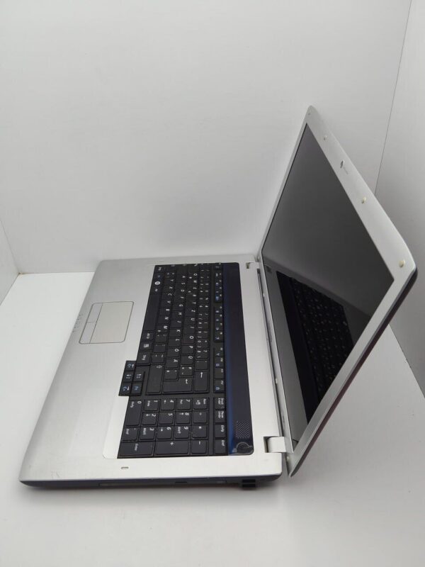 Ноутбук Samsung R730 / 17.3" (1600x900) TN / Intel Core i5-520M (2 (4) ядра по 2.4 - 2.93 GHz) / 6 GB DDR3 / 320 GB HDD / Intel HD Graphics / WebCam - Зображення 6
