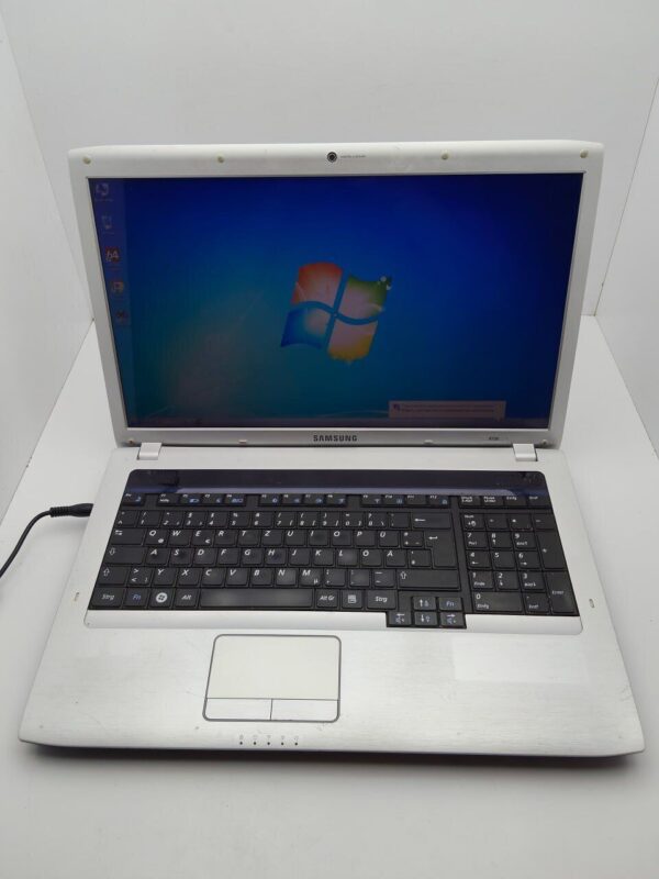 Ноутбук Samsung R730 / 17.3" (1600x900) TN / Intel Core i5-520M (2 (4) ядра по 2.4 - 2.93 GHz) / 6 GB DDR3 / 320 GB HDD / Intel HD Graphics / WebCam - Зображення 7