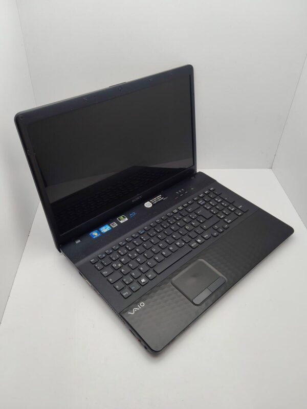 Ноутбук Sony VP173 / 17.3" (1600x900) TN / Intel Core i5-2430M (2 (4) ядра по 2.4 - 3.0 GHz) / 6 GB DDR3 / 500 GB HDD / Intel HD Graphics 3000 / WebCam - Зображення 3