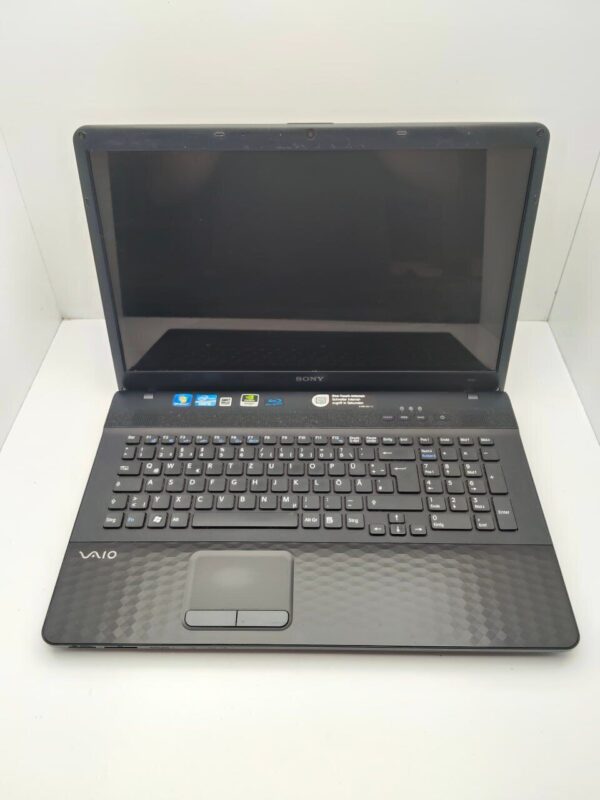 Ноутбук Sony VP173 / 17.3" (1600x900) TN / Intel Core i5-2430M (2 (4) ядра по 2.4 - 3.0 GHz) / 6 GB DDR3 / 500 GB HDD / Intel HD Graphics 3000 / WebCam - Зображення 2