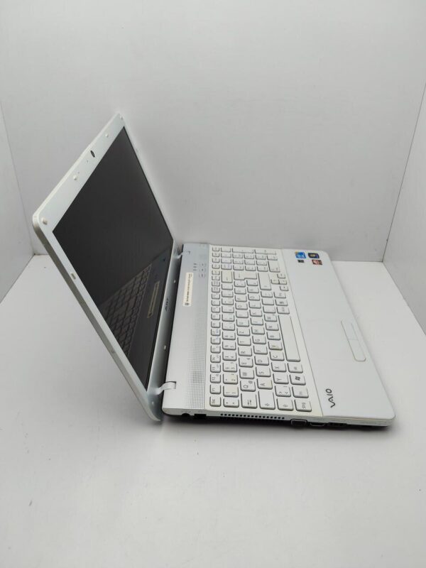 Ноутбук Sony VPC156 / 15.6" (1366x768) TN / Intel Core i3-350M (2 (4) ядра по 2.26 GHz) / 6 GB DDR3 / 320 GB HDD / AMD Mobility Radeon HD 5000 / WebCam - Зображення 5