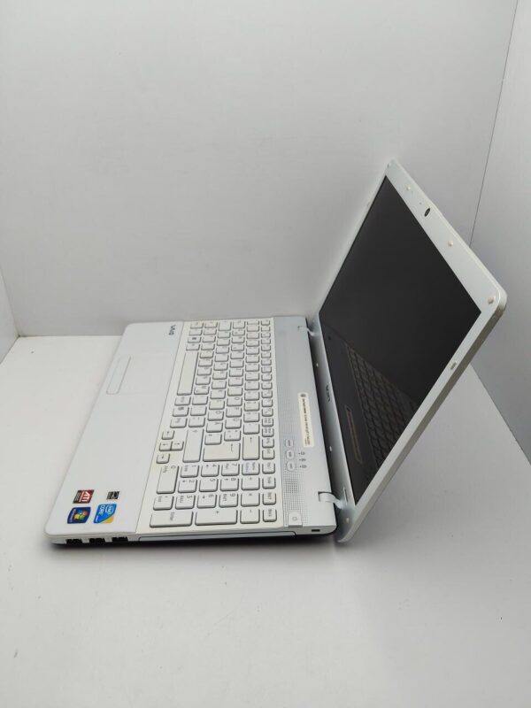Ноутбук Sony VPC156 / 15.6" (1366x768) TN / Intel Core i3-350M (2 (4) ядра по 2.26 GHz) / 6 GB DDR3 / 320 GB HDD / AMD Mobility Radeon HD 5000 / WebCam - Зображення 6
