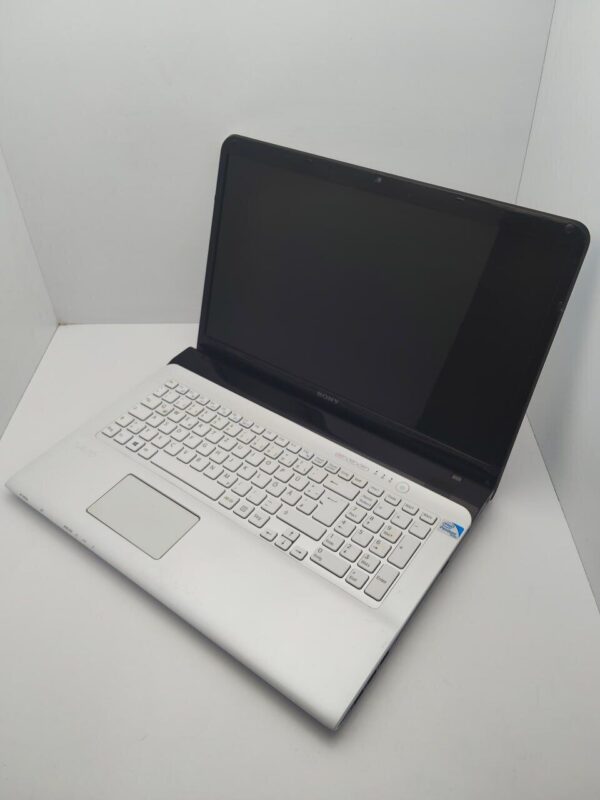 Ноутбук Sony VPC173  / 17.3" (1600x900) TN / Intel Core i3-2330M (2 (4) ядра по 2.2 GHz) / 6 GB DDR3 / 320 GB HDD / Intel HD Graphics 3000 / WebCam - Зображення 4