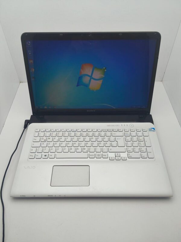 Ноутбук Sony VPC173  / 17.3" (1600x900) TN / Intel Core i3-2330M (2 (4) ядра по 2.2 GHz) / 6 GB DDR3 / 320 GB HDD / Intel HD Graphics 3000 / WebCam - Зображення 7