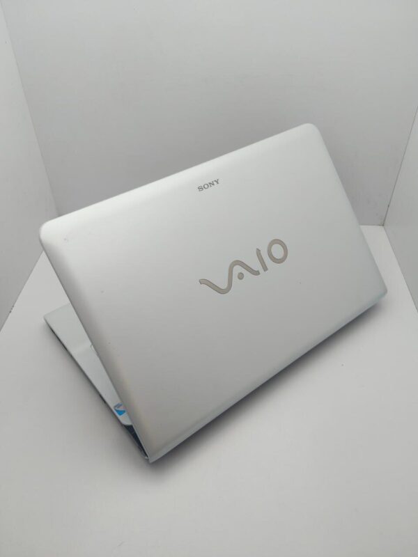 Ноутбук Sony VPC173  / 17.3" (1600x900) TN / Intel Core i3-2330M (2 (4) ядра по 2.2 GHz) / 6 GB DDR3 / 320 GB HDD / Intel HD Graphics 3000 / WebCam - Зображення 8