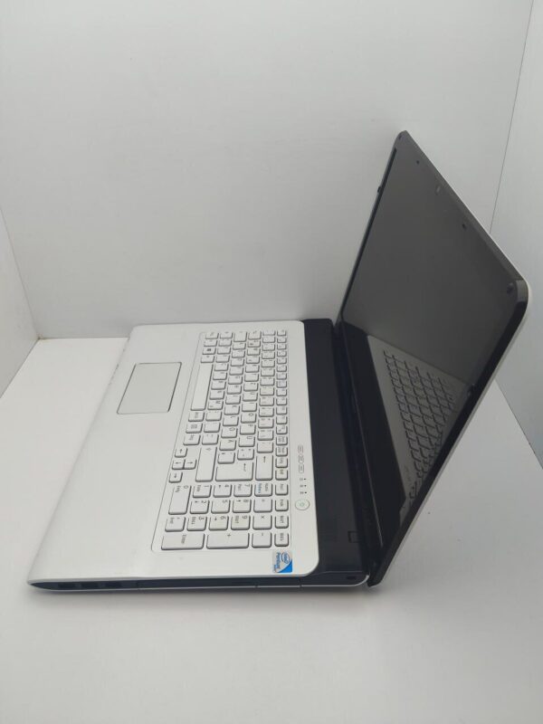 Ноутбук Sony VPC173  / 17.3" (1600x900) TN / Intel Core i3-2330M (2 (4) ядра по 2.2 GHz) / 6 GB DDR3 / 320 GB HDD / Intel HD Graphics 3000 / WebCam - Зображення 6