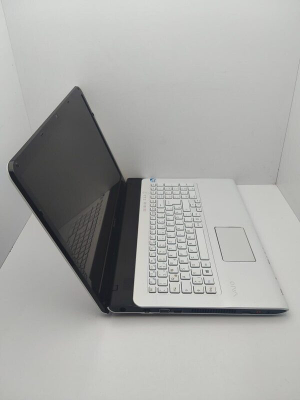 Ноутбук Sony VPC173  / 17.3" (1600x900) TN / Intel Core i3-2330M (2 (4) ядра по 2.2 GHz) / 6 GB DDR3 / 320 GB HDD / Intel HD Graphics 3000 / WebCam - Зображення 5