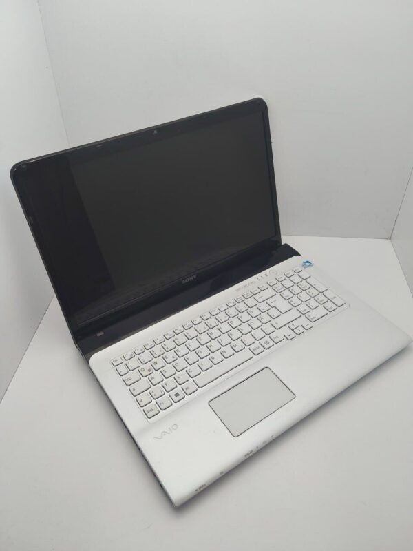 Ноутбук Sony VPC173  / 17.3" (1600x900) TN / Intel Core i3-2330M (2 (4) ядра по 2.2 GHz) / 6 GB DDR3 / 320 GB HDD / Intel HD Graphics 3000 / WebCam - Зображення 3