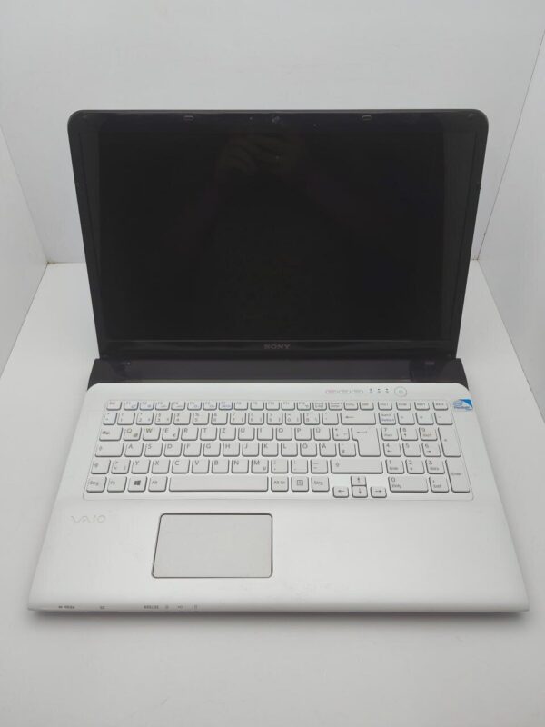 Ноутбук Sony VPC173  / 17.3" (1600x900) TN / Intel Core i3-2330M (2 (4) ядра по 2.2 GHz) / 6 GB DDR3 / 320 GB HDD / Intel HD Graphics 3000 / WebCam - Зображення 2