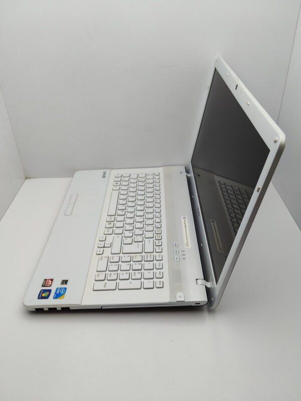 Ноутбук Sony VPC173 / 17.3" (1600x900) TN / Intel Core i3-370M (2 (4) ядра по 2.4 GHz) / 6 GB DDR3 / 320 GB HDD / AMD Radeon HD 5000M / WebCam / АКБ не тримає - Зображення 6