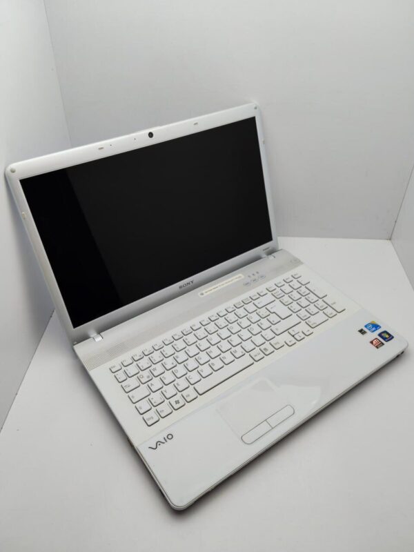 Ноутбук Sony VPC173 / 17.3" (1600x900) TN / Intel Core i3-370M (2 (4) ядра по 2.4 GHz) / 6 GB DDR3 / 320 GB HDD / AMD Radeon HD 5000M / WebCam / АКБ не тримає - Зображення 3
