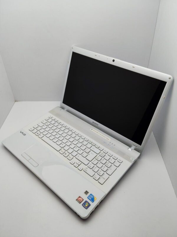 Ноутбук Sony VPC173 / 17.3" (1600x900) TN / Intel Core i3-370M (2 (4) ядра по 2.4 GHz) / 6 GB DDR3 / 320 GB HDD / AMD Radeon HD 5000M / WebCam / АКБ не тримає - Зображення 4