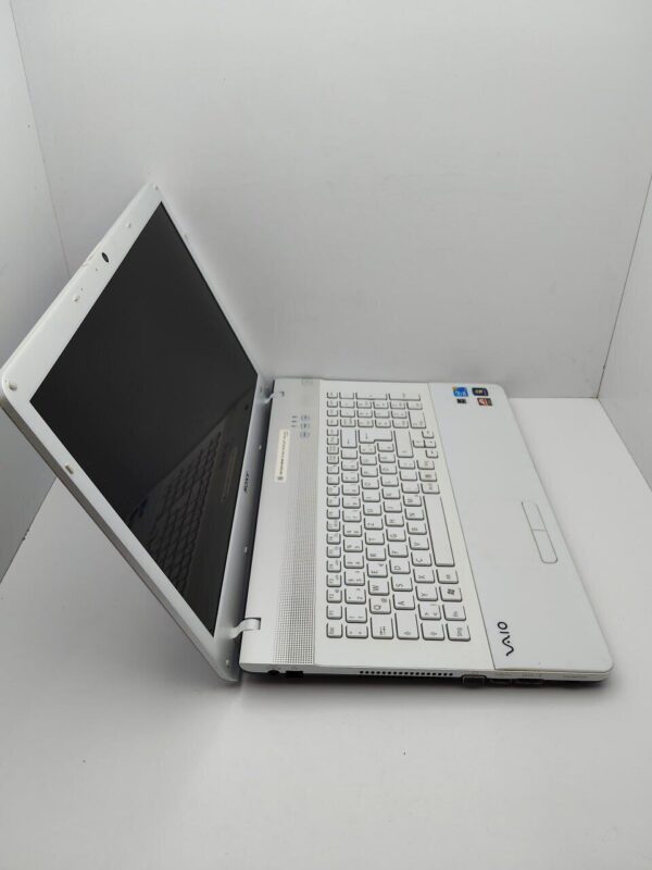 Ноутбук Sony VPC173 / 17.3" (1600x900) TN / Intel Core i3-370M (2 (4) ядра по 2.4 GHz) / 6 GB DDR3 / 320 GB HDD / AMD Radeon HD 5000M / WebCam / АКБ не тримає - Зображення 5