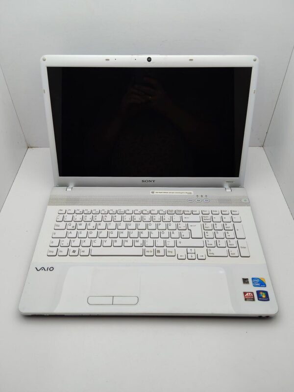 Ноутбук Sony VPC173 / 17.3" (1600x900) TN / Intel Core i3-370M (2 (4) ядра по 2.4 GHz) / 6 GB DDR3 / 320 GB HDD / AMD Radeon HD 5000M / WebCam / АКБ не тримає - Зображення 2