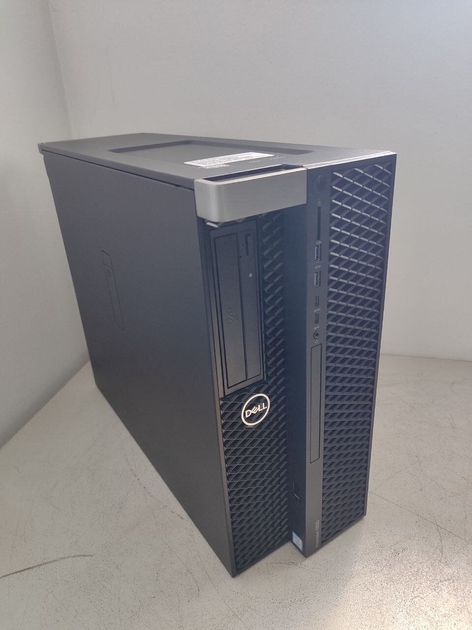 Робоча станція Dell Precision 5820 Tower / Intel Xeon W-2123 (4 (8) ядра по 3.6 - 3.9 GHz) / 32 GB DDR4 / 512 GB SSD / nVidia Quadro P2000, 5 GB GDDR5, 160-bit / DVD-ROM - Зображення 4