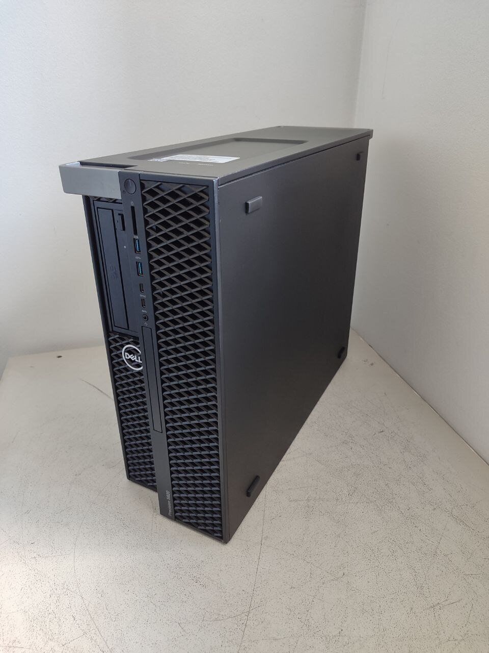 Робоча станція Dell Precision 5820 Tower / Intel Xeon W-2123 (4 (8) ядра по 3.6 - 3.9 GHz) / 32 GB DDR4 / 512 GB SSD / nVidia Quadro P2000, 5 GB GDDR5, 160-bit / DVD-ROM - Зображення 2