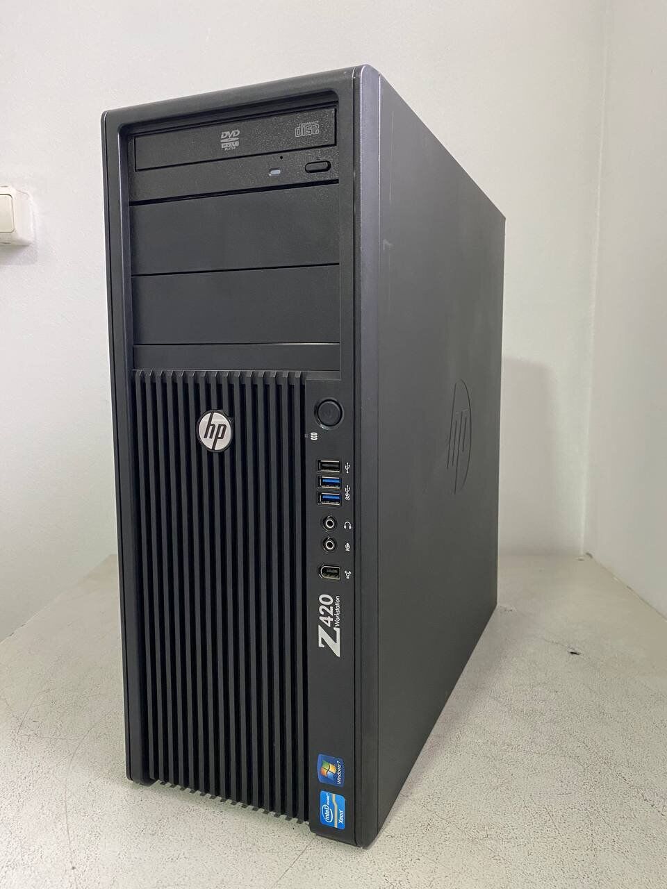 Робоча станція HP Z420 Workstation Tower / Intel Xeon E5-2690 (8 (16) ядер по 2.9 - 3.8 GHz) / 64 GB DDR3 / 240 GB SSD + 500 GB HDD / AMD Radeon RX 570, 8 GB GDDR5, 256-bit / DVD-ROM - Зображення 2