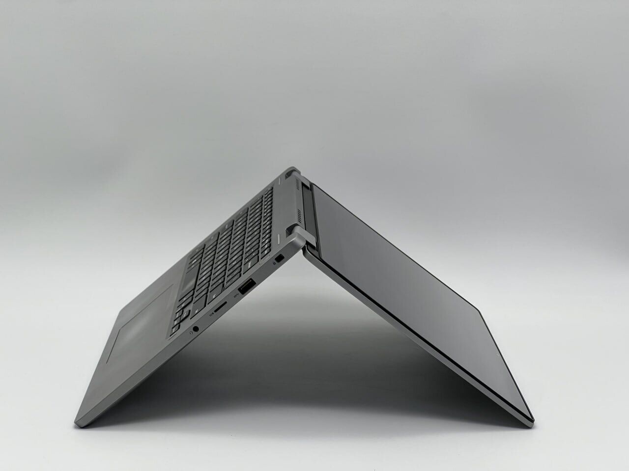 Ультрабук-трансформер Dell Latitude 3310 2-in-1 / 13.3" (1920x1080) IPS Touch / Intel Core i5-8265U (4 (8) ядра по 1.6 - 3.9 GHz) / 16 GB DDR4 / 480 GB SSD / Intel UHD Graphics / WebCam - Зображення 5