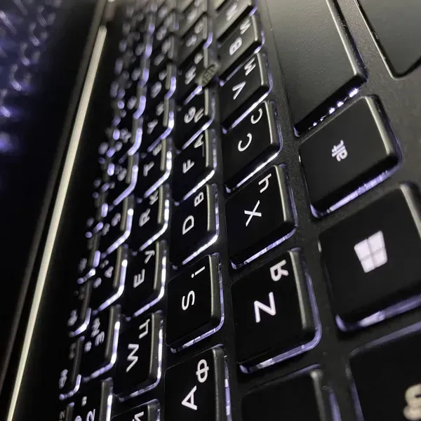 Ультрабук Б-клас Dell Latitude 5500 / 15.6" (1920x1080) IPS / Intel Core i5-8365U (4 (8) ядра по 1.6 - 4.1 GHz) / 16 GB DDR4 / 256 GB SSD / Intel UHD Graphics / WebCam / TouchID - Зображення 6