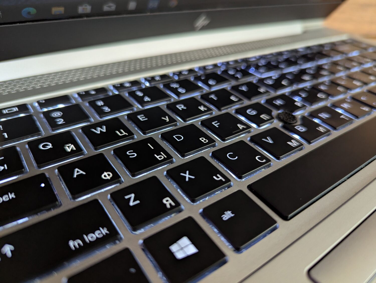 Ультрабук Б-клас HP EliteBook 840 G5 / 14" (1920x1080) IPS / Intel Core i5-8250U (4 (8) ядра по 1.6 - 3.4 GHz) / 16 GB DDR4 / 512 GB SSD / Intel UHD Graphics 620 / TouchID / WebCam / Windows 10 - Зображення 6