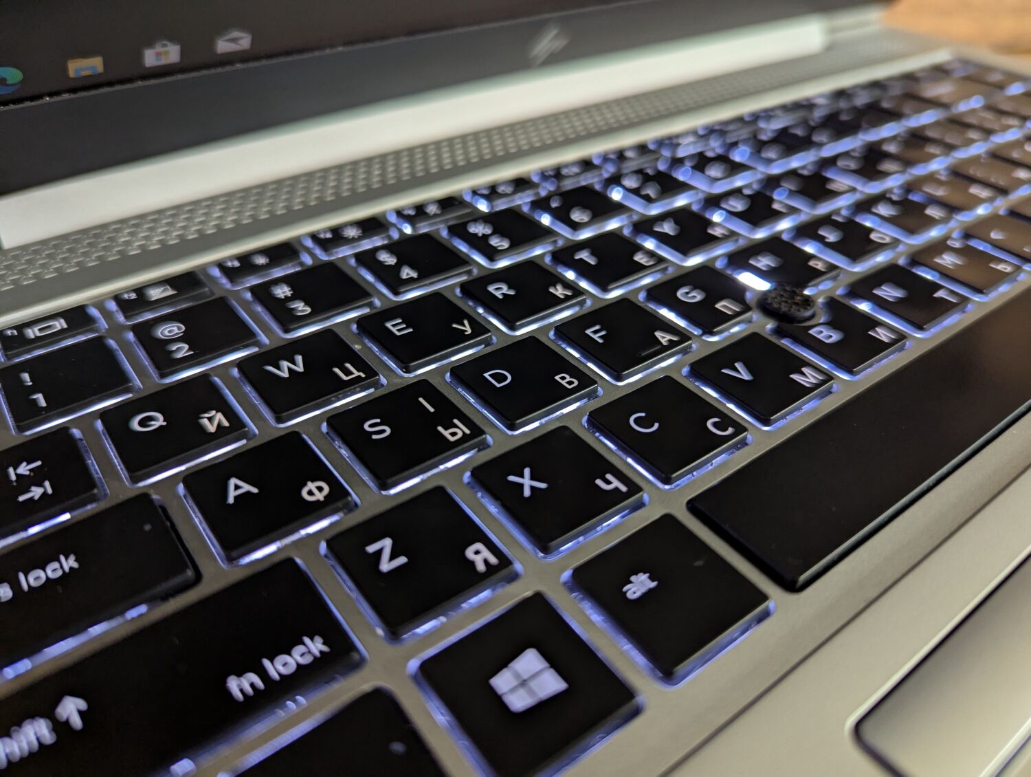 Ультрабук Б-клас HP EliteBook 840 G5 / 14" (1920x1080) IPS / Intel Core i7-8650U (4 (8) ядра по 1.9 - 4.2 GHz) / 16 GB DDR4 / 512 GB SSD / Intel UHD Graphics 620 / Fingerprint / HDMI / Windows 10 - Зображення 6