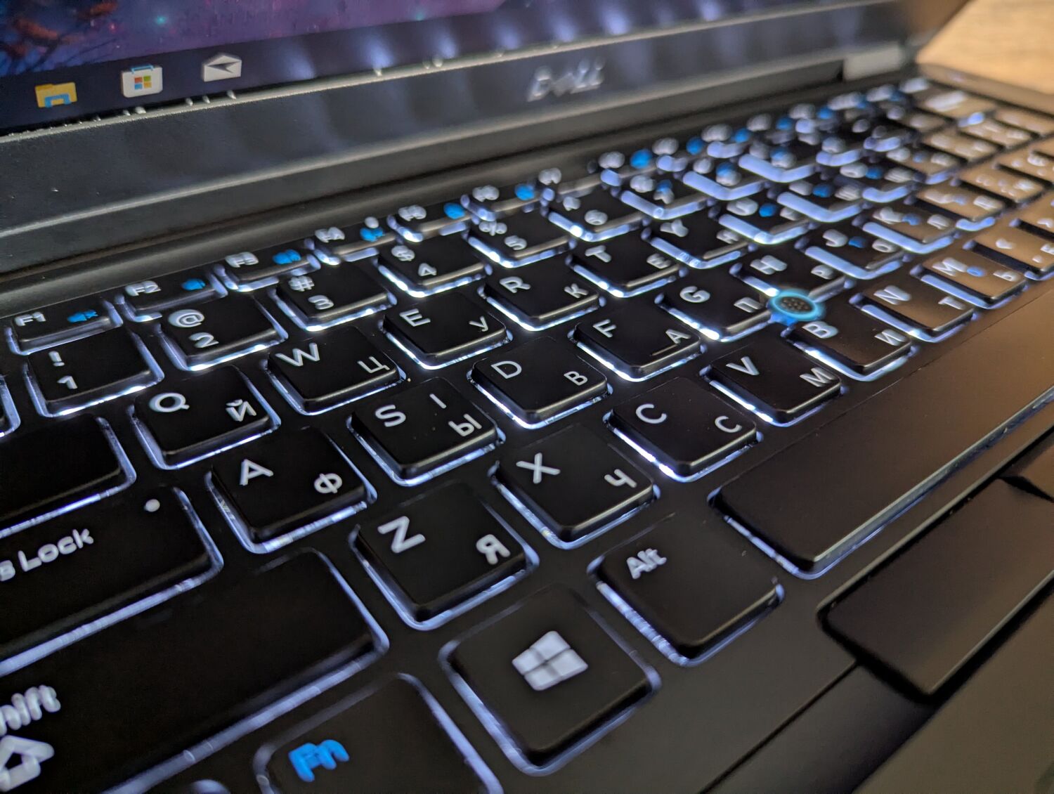 Ультрабук Dell Latitude 5490 / 14" (1920x1080) IPS / Intel Core i5-7300U (2 (4) ядра по 2.6 - 3.5 GHz) / 8 GB DDR4 / 240 GB SSD / Intel HD Graphics 620 / WebCam / HDMI / Windows 10 - Зображення 6