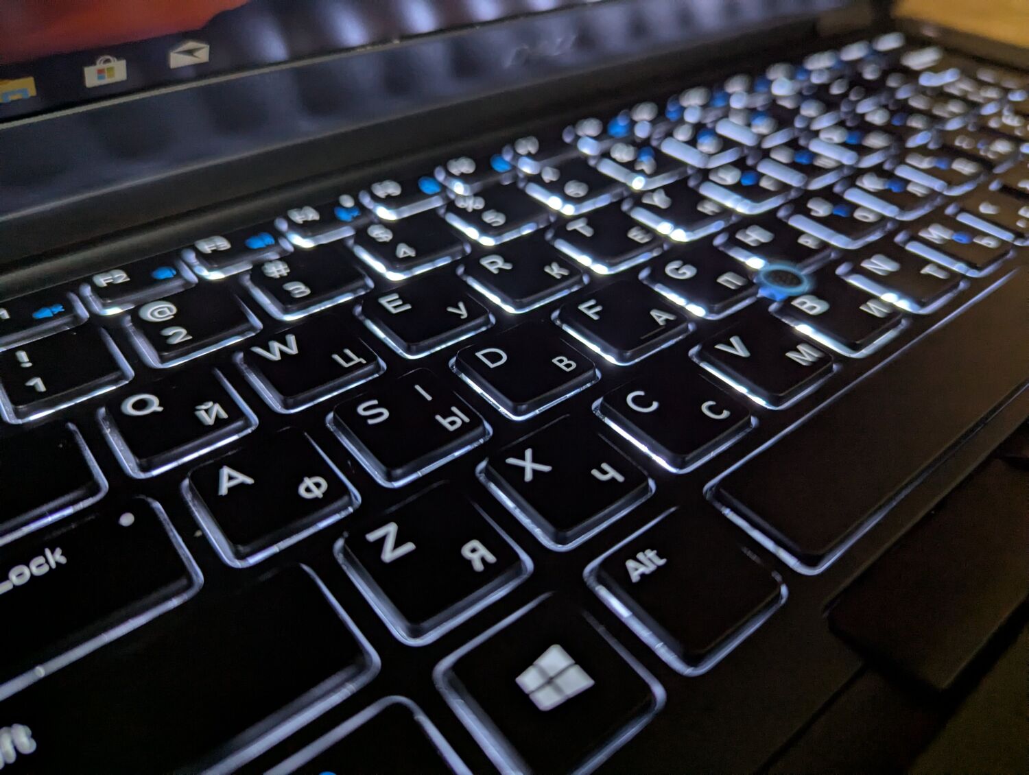 Ультрабук Dell Latitude 5490 / 14" (1920x1080) IPS / Intel Core i5-7300U (2 (4) ядра по 2.6 - 3.5 GHz) / 8 GB DDR4 / 256 GB SSD / Intel HD Graphics 620 / WebCam / HDMI / Windows 10 - Зображення 6