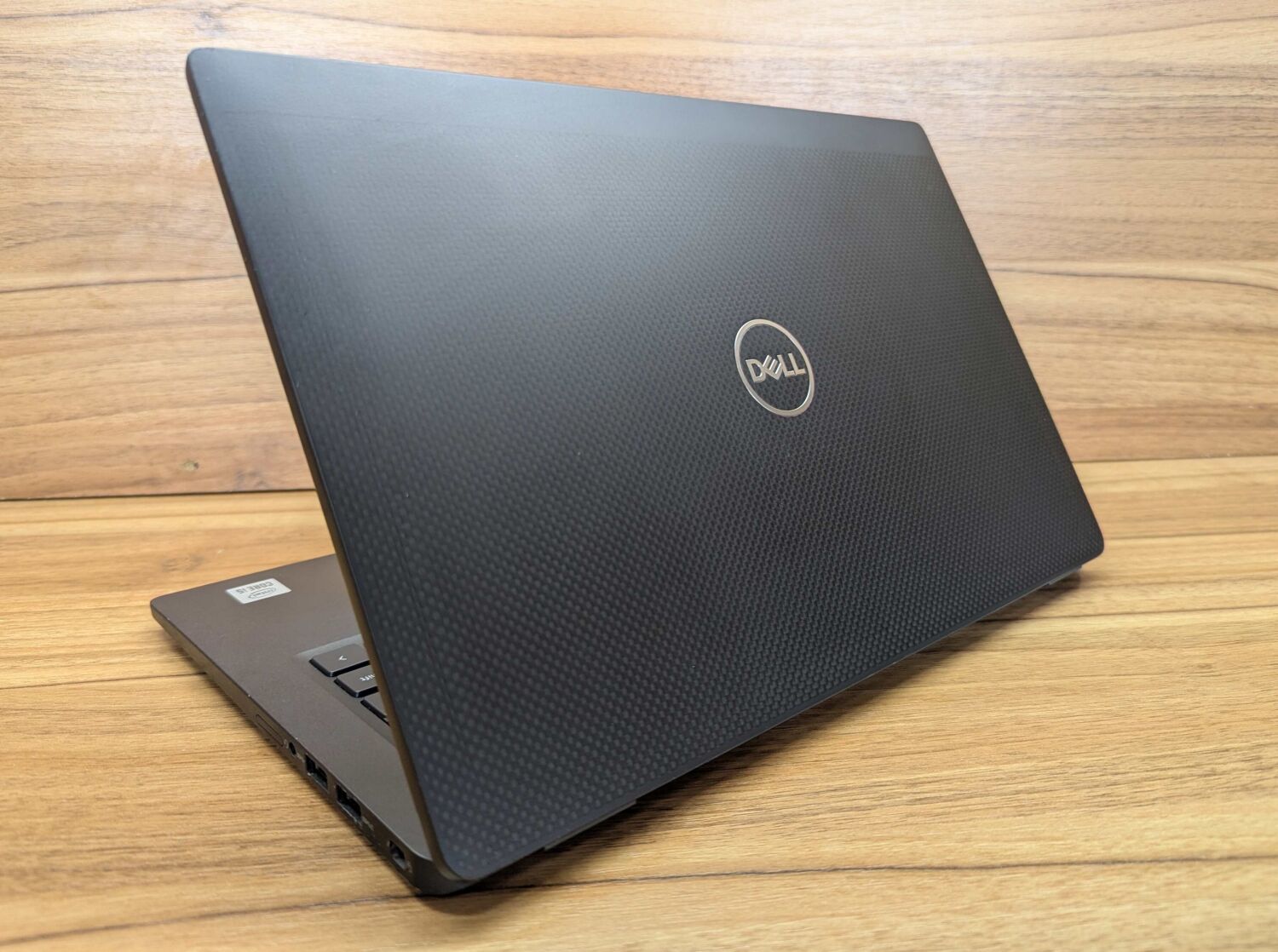 Ультрабук Dell Latitude 7410 / 14" (1366x768) TN / Intel Core i5-10310U (4 (8) ядра по 1.7 - 4.4 GHz) / 8 GB DDR4 / 256 GB SSD / Intel UHD Graphics / WebCam / Windows 10 - Зображення 7