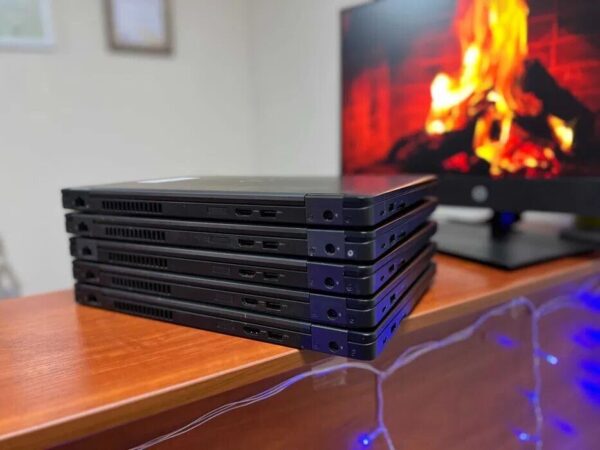 Ультрабук Dell Latitude E5480 / 14" (1920x1080) IPS / Intel Core i5-6300U (2 (4) ядра по 2.4 - 3.0 GHz) / 8 GB DDR4 / 256 GB SSD / Intel HD Graphics 520 / WebCam / HDMI / Windows 10 - Зображення 4