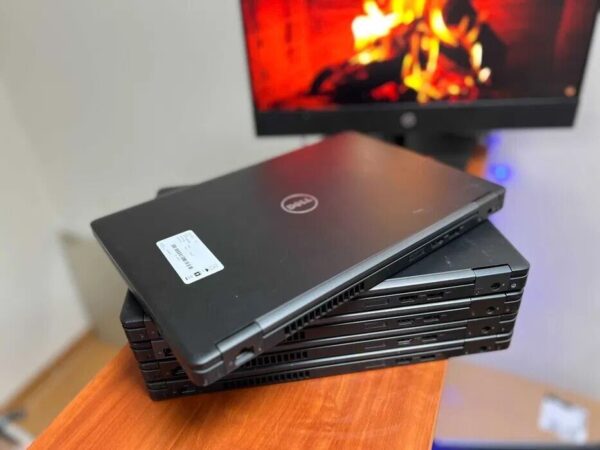 Ультрабук Dell Latitude E5480 / 14" (1920x1080) IPS / Intel Core i5-6300U (2 (4) ядра по 2.4 - 3.0 GHz) / 8 GB DDR4 / 256 GB SSD / Intel HD Graphics 520 / WebCam / HDMI / Windows 10 - Зображення 9