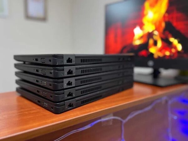 Ультрабук Dell Latitude E5480 / 14" (1920x1080) IPS / Intel Core i5-6300U (2 (4) ядра по 2.4 - 3.0 GHz) / 8 GB DDR4 / 256 GB SSD / Intel HD Graphics 520 / WebCam / HDMI / Windows 10 - Зображення 6