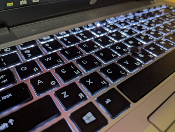 Ультрабук HP EliteBook 840 G3 / 14" (2560x1440) IPS / Intel Core i7-6500U (2 (4) ядра по 2.5 - 3.1 GHz) / 8 GB DDR4 / 240 GB SSD / Intel HD Graphics 520 / Fingerprint / WebCam / Windows 10 - Зображення 6