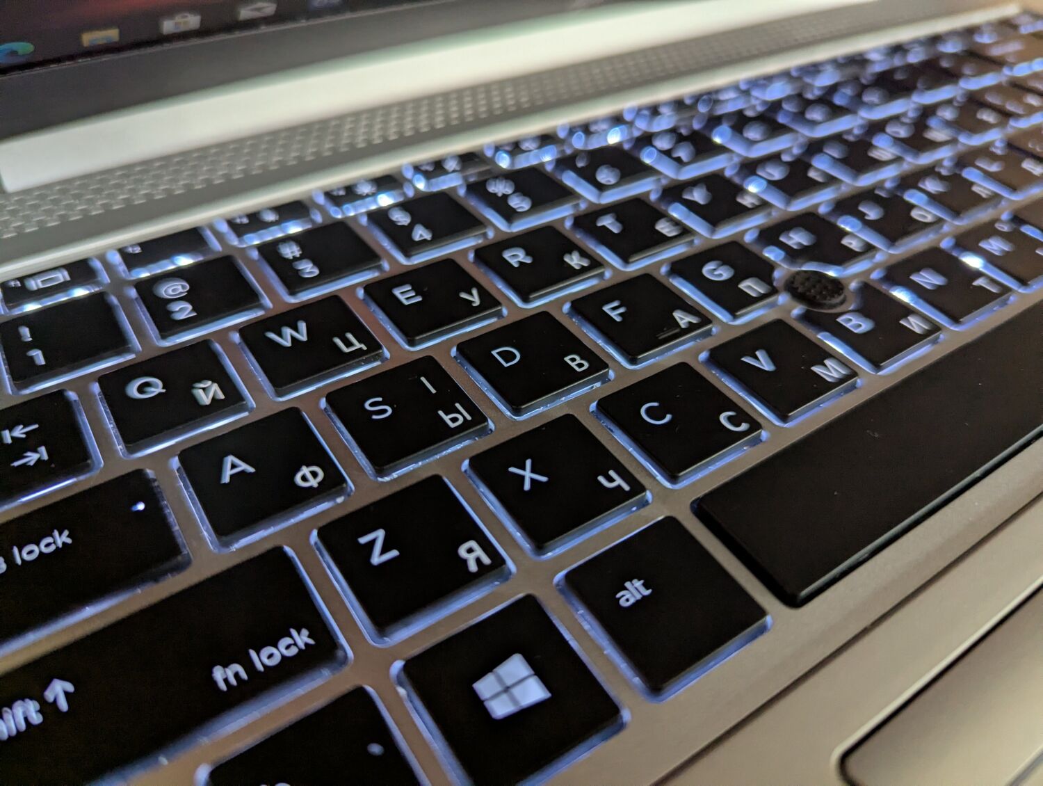 Ультрабук Б-клас HP EliteBook 840 G5 / 14" (1920x1080) IPS / Intel Core i5-8250U (4 (8) ядра по 1.6 - 3.4 GHz) / 16 GB DDR4 / 512 GB SSD / Intel UHD Graphics 620 / Fingerprint / WebCam / Windows 10 - Зображення 6