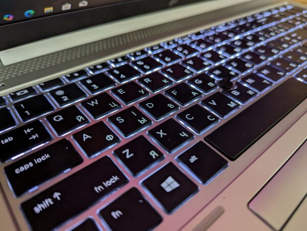 Ультрабук HP EliteBook 850 G5 / 15.6" (1920x1080) IPS / Intel Core i7-7600U (2 (4) ядра по 2.8 - 3.9 GHz) / 16 GB DDR4 / 512 GB SSD / Intel HD Graphics 620 / WebCam / TouchID / Windows 10 - Зображення 6