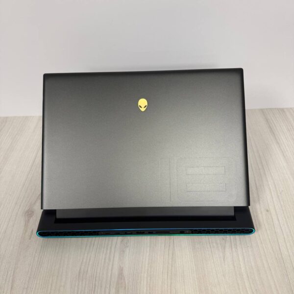 Ігровий ноутбук Dell Alienware m18 R1 / 18" (1920x1200) IPS / AMD Ryzen 9 7845HX (12 (24) ядер по 3.0 - 5.2 GHz) / 32 GB DDR5 / 1000 GB SSD NVMe / nVidia GeForce RTX 4070, 8 GB GDDR6, 128-bit / WebCam - Зображення 3