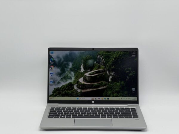 Ультрабук HP ProBook 445 G9 / 14" (1920x1080) IPS / AMD Ryzen 5 5625U (6 (12) ядер по 2.3 - 4.3 GHz) / 16 GB DDR4 / 240 GB SSD / AMD Radeon RX Vega 7 Graphics / WebCam - Зображення 2