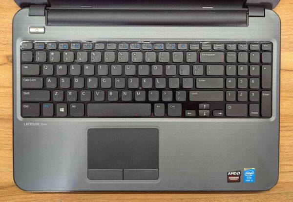 Ноутбук Dell Latitude 3540 / 15.6" (1920x1080) IPS / Intel Core i5-4200U (2 (4) ядра по 1.6 - 2.6 GHz) / 8 GB DDR3 / 240 GB SSD / AMD Radeon HD 8850M, 2 GB GDDR5, 128-bit / WebCam / Windows 10 - Зображення 3