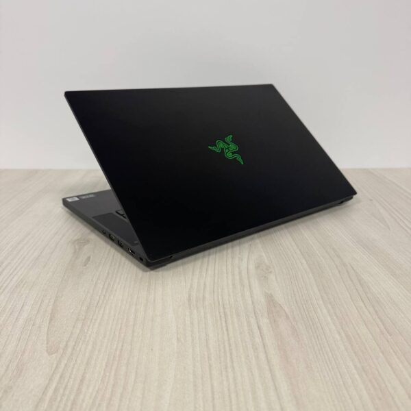 Ігровий ноутбук Razer Blade 15 RZ09-0369 / 15.6" (1920x1080) IPS / Intel Core i7-10750H (6 (12) ядер по 2.6 - 5.0 GHz) / 16 GB DDR4 / 512 GB SSD NVMe / nVidia GeForce RTX 3070, 6 GB GDDR6, 256-bit / WebCam - Зображення 6