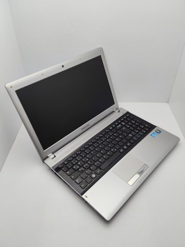 Ноутбук Samsung RV520 / 15.6" (1366x768) TN / Intel Core i5-2410M (2 (4) ядра по 2.3 - 2.9 GHz) / 6 GB DDR3 / 320 GB HDD / Intel HD Graphics 3000 / WebCam - Зображення 4