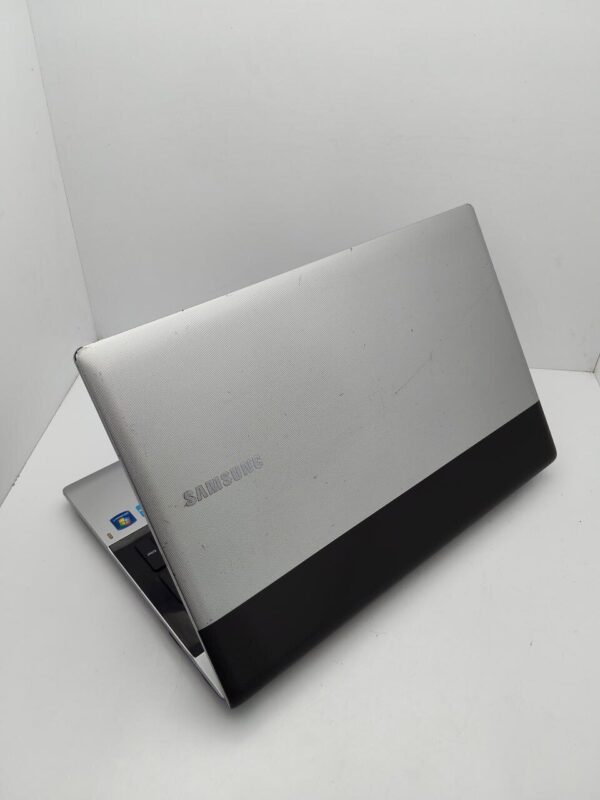 Ноутбук Samsung RV520 / 15.6" (1366x768) TN / Intel Core i5-2410M (2 (4) ядра по 2.3 - 2.9 GHz) / 6 GB DDR3 / 320 GB HDD / Intel HD Graphics 3000 / WebCam - Зображення 8
