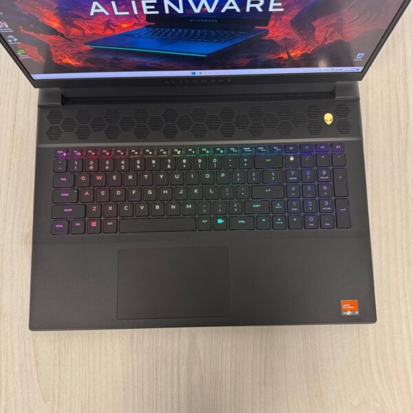 Ігровий ноутбук Dell Alienware m18 R1 / 18" (1920x1200) IPS / AMD Ryzen 9 7845HX (12 (24) ядер по 3.0 - 5.2 GHz) / 32 GB DDR5 / 1000 GB SSD NVMe / nVidia GeForce RTX 4070, 8 GB GDDR6, 128-bit / WebCam - Зображення 7