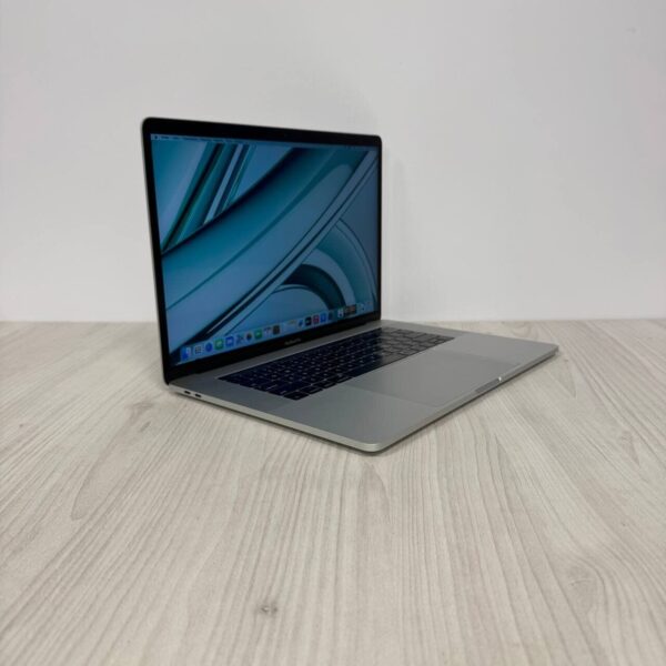Ультрабук Apple MacBook Pro A1707 (2017) / 15.4" (2880x1800) IPS / Intel Core i7-7920HQ (4 (8) ядра по 3.1 - 4.1 GHz) / 16 GB DDR3 / 500 GB SSD / AMD Radeon Pro 560, 4 GB GDDR5, 128-bit / WebCam / MacOS - Зображення 4