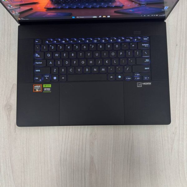 Ігровий ноутбук Б-клас Asus ProArt Studiobook P16 H7606WV / 16" (3840x2400) OLED Touch / AMD Ryzen AI 9 HX 370 (12 (24) ядер по 2.0 - 5.1 GHz) / 32 GB DDR5 / 1000 GB SSD NVMe / nVidia GeForce RTX 4060, 8 GB GDDR6, 128-bit - Зображення 7